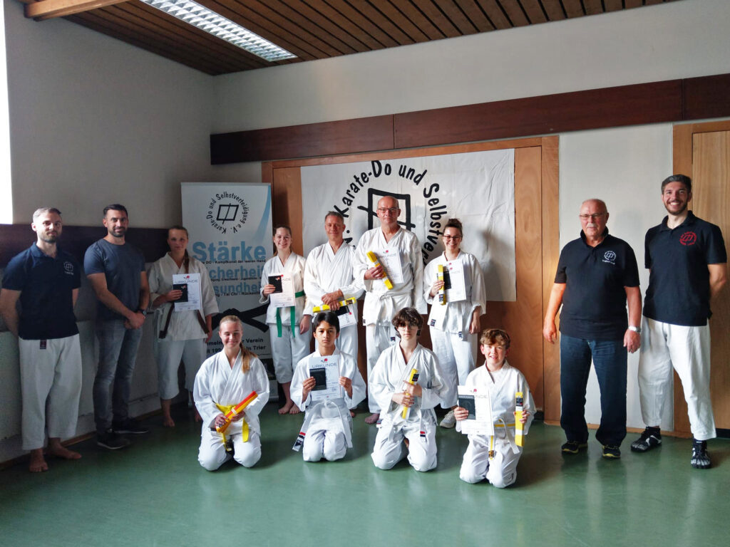 Die Gruppe der Prüflinge mit ihren Trainern in der Halle