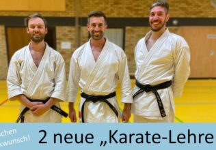 Florian und Lucas neben ihrem Trainer Marc in der heimischen Halle. Schrift: Herzlichen Glückwunsch! 2 neue "Karate-Lehrer"