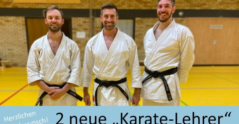 Florian und Lucas neben ihrem Trainer Marc in der heimischen Halle. Schrift: Herzlichen Glückwunsch! 2 neue "Karate-Lehrer"