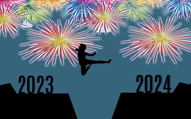 Schattenbild einer eingeschnittenen Landschaft, links 2023, rechts 2024, eine Person springt mit einem Tritt hinüber, Feuerwerk