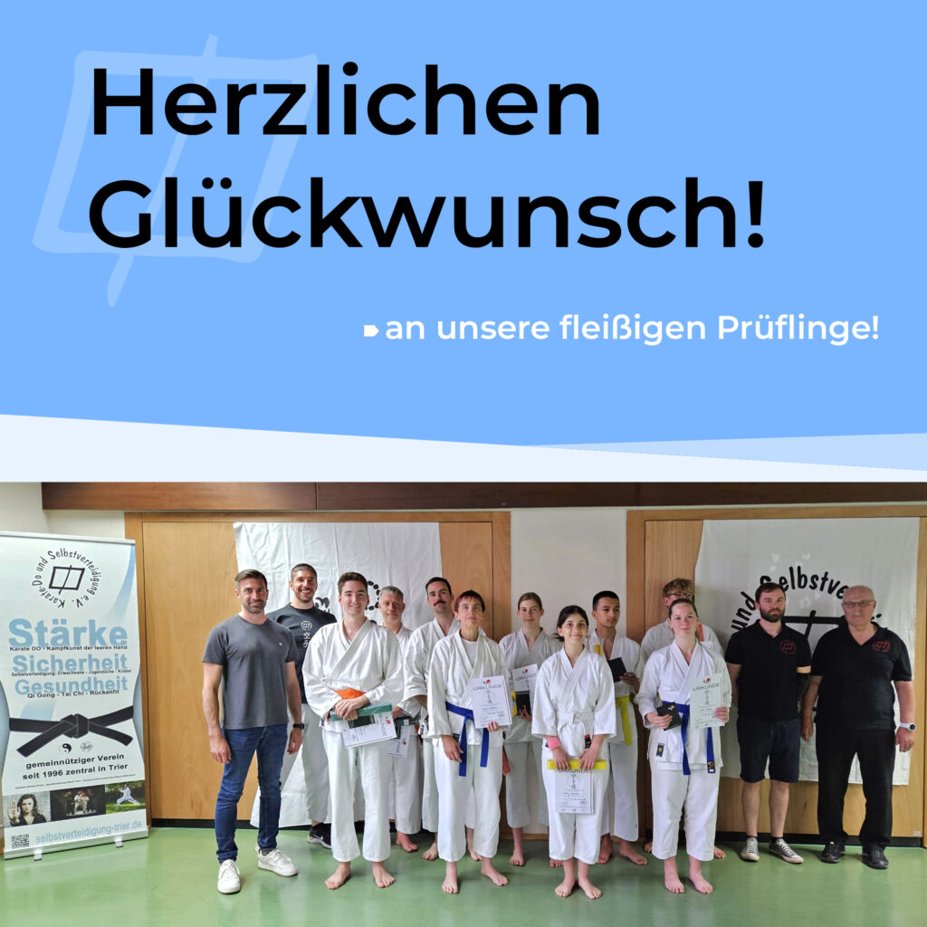 Foto der Prüfungsgruppe mit Herzlichem Glückwunsch